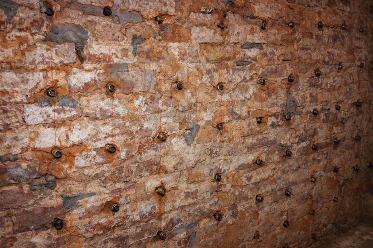 Brick wall with wetBloc injection packers installed