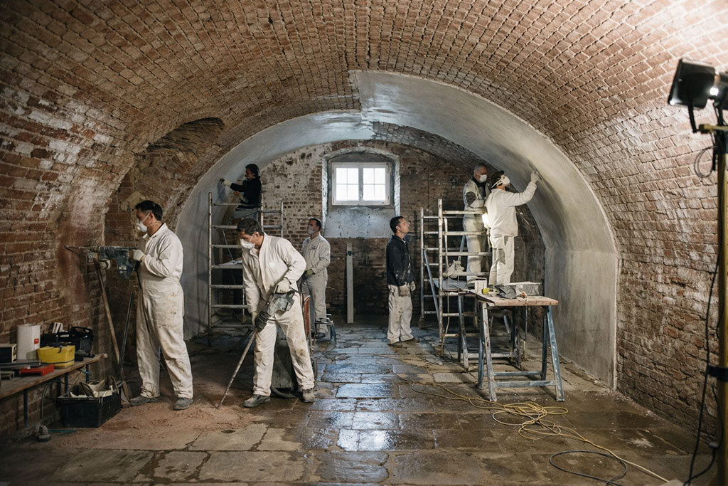 Specialists applying wetBloc in a vaulted brick cellar